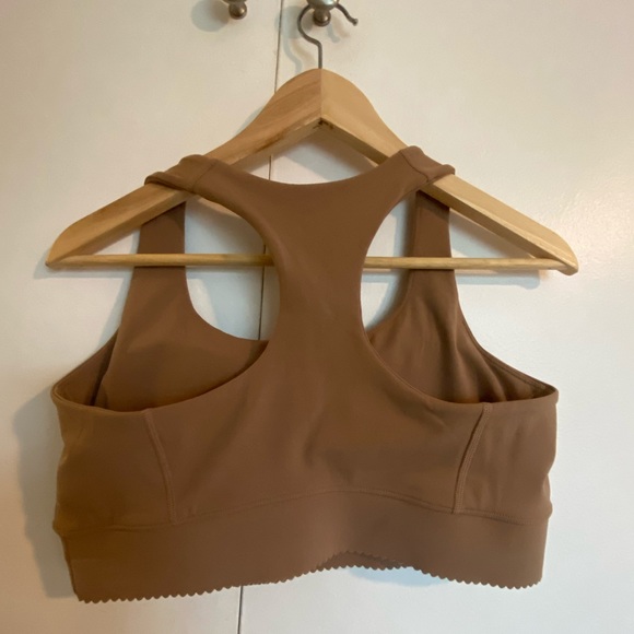 padded sports bra with scallop hem - Picture 2 of 3